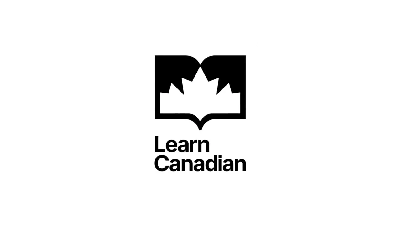 Чорний логотип Learn Canadian на білому тлі: знак поєднує відкриту книгу та кленовий листок.