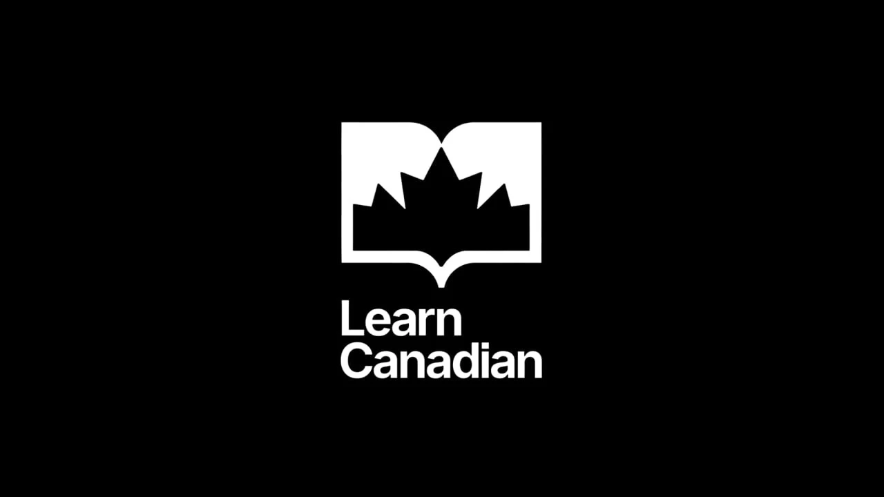 Білий логотип Learn Canadian на чорному тлі: знак поєднує відкриту книгу та кленовий листок.